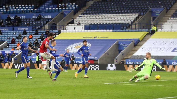 LEICESTER, ENGLAND - DECEMBER 26: Bruno Fernandes of Manchester United scores their sides second goal past Kasper Schmeichel of Leicester City during the Premier League match between Leicester City and Manchester United at The King Power Stadium on December 26, 2020 in Leicester, England. The match will be played without fans, behind closed doors as a Covid-19 precaution. (Photo by Carl Recine -Pool/Getty Images)