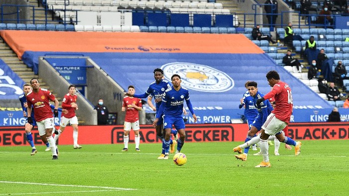 LEICESTER, ENGLAND - DECEMBER 26: Marcus Rashford of Manchester United scores their teams first goal during the Premier League match between Leicester City and Manchester United at The King Power Stadium on December 26, 2020 in Leicester, England. The match will be played without fans, behind closed doors as a Covid-19 precaution. (Photo by Glyn Kirk -