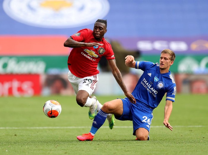 LEICESTER, ENGLAND - JULY 26: Aaron Wan-Bissaka of Manchester United is tackled by Dennis Praet of Leicester City during the Premier League match between Leicester City and Manchester United at The King Power Stadium on July 26, 2020 in Leicester, England.Football Stadiums around Europe remain empty due to the Coronavirus Pandemic as Government social distancing laws prohibit fans inside venues resulting in all fixtures being played behind closed doors. (Photo by Carl Recine/Pool via Getty Images)