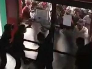 Ambil Paksa Jenazah Corona, Massa Jebol-Pecahkan Pintu RSUD Brebes