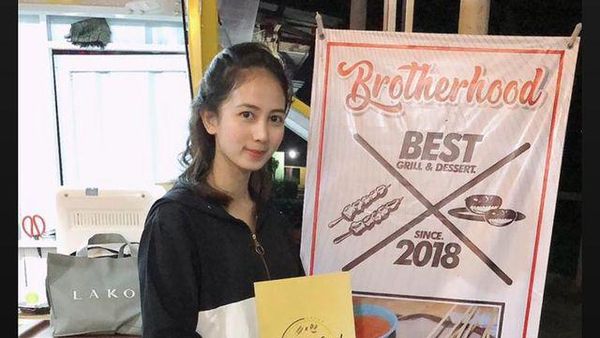 Foto 3 Pramugari Cantik Kena Dampak Corona, Tak Menyerah Saat Gaji Hilang