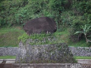 Misteri Batu Eon yang Antidinamit di Bandung Misteri Batu Eon yang Antidinamit di Bandung
