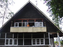 Sebuah Kamar Hilang di Rumah Pengabdi Setan