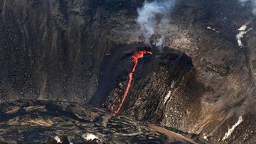 Iseng Mau Lihat Gunung Berapi Kilauea Malam-malam, eh Jatuh!
