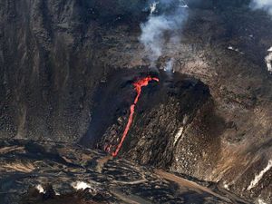 Iseng Mau Lihat Gunung Berapi Kilauea Malam-malam, eh Jatuh! Iseng Mau Lihat Gunung Berapi Kilauea Malam-malam, eh Jatuh!