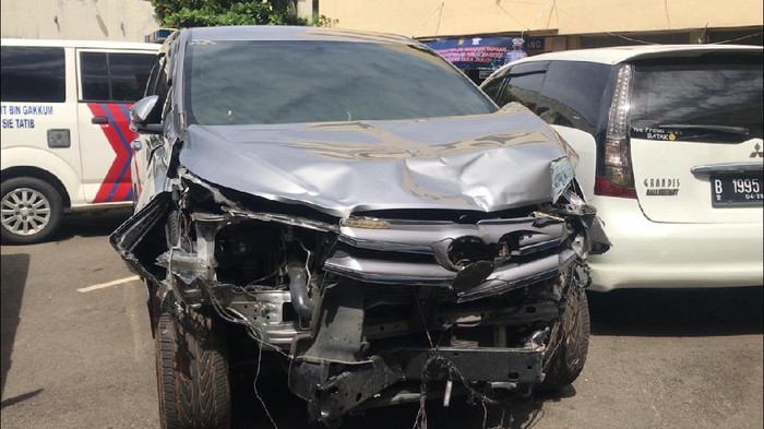 Penampakan mobil Aiptu ICH rusak akibat kecelakaan maut di Jaksel