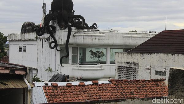 Penampakan Interior Rumah Gurita Bandung, Jauh dari Kesan Angker!