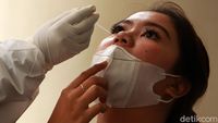 Pengunjung Hotel di Bandung Jalani Rapid Test Antigen