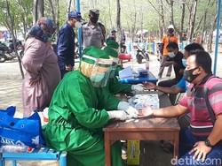 Pengunjung Pantai Karang Jahe Rembang Jalani Rapid Test, 2 Reaktif
