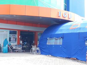 COVID Mewabah di Bojonegoro, Pasien Wajib Screening di Tenda IGD RS Aisyiyah COVID Mewabah di Bojonegoro, Pasien Wajib Screening di Tenda IGD RS Aisyiyah
