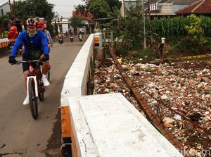 Jorok! Sampah Menumpuk di Bawah Jembatan Sungai Cikeruh