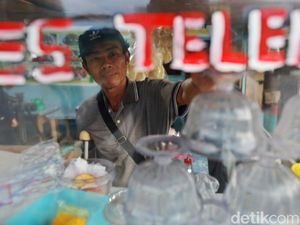 Frustasi-Ingin Bunuh Diri, Pedagang Ini Sukses di Batas Negeri Frustasi-Ingin Bunuh Diri, Pedagang Ini Sukses di Batas Negeri