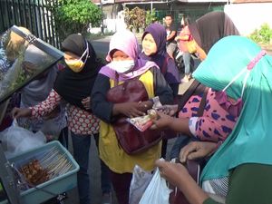 Aksi Pedagang Makanan Keliling Jualan dengan Suara Melengking Aksi Pedagang Makanan Keliling Jualan dengan Suara Melengking