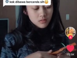Tak Sengaja Makan Sosis Babi, Cewek Ini Pasang Muka Polos