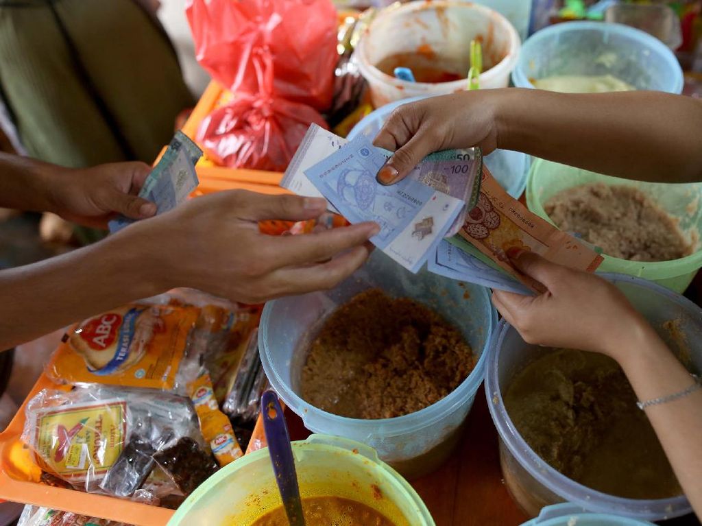 Unik! Tukang Sayur di Daerah Perbatasan Terima Jasa Money Changer Unik! Tukang Sayur di Daerah Perbatasan Terima Jasa Money Changer