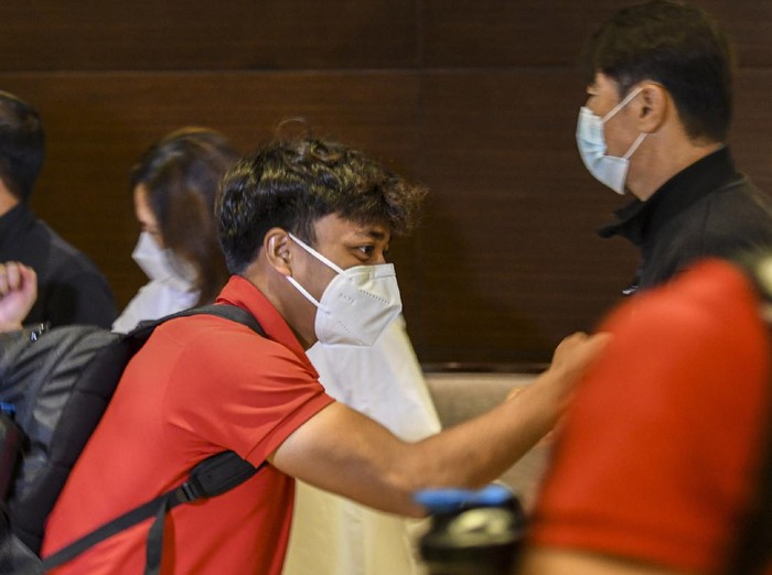 Sejumlah pesepak bola Timnas Indonesia U-19 menikmati makanan sebelum berangkat ke bandara internasional Soekarno Hatta di Hotel Fairmont, Jakarta, Sabtu (26/12/2020). Sebanyak 30 pesepak bola Timnas Indonesia U-19 akan melaksanakan pemusatan latihan (TC) di Spanyol hingga 31 Januari 2021 sebagai persiapan menghadapi Piala AFC U-19. ANTARA FOTO/M Risyal Hidayat/aww.