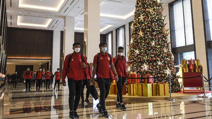 Sejumlah pesepak bola Timnas Indonesia U-19 menikmati makanan sebelum berangkat ke bandara internasional Soekarno Hatta di Hotel Fairmont, Jakarta, Sabtu (26/12/2020). Sebanyak 30 pesepak bola Timnas Indonesia U-19 akan melaksanakan pemusatan latihan (TC) di Spanyol hingga 31 Januari 2021 sebagai persiapan menghadapi Piala AFC U-19. ANTARA FOTO/M Risyal Hidayat/aww.