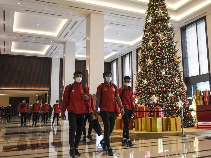 Sejumlah pesepak bola Timnas Indonesia U-19 menikmati makanan sebelum berangkat ke bandara internasional Soekarno Hatta di Hotel Fairmont, Jakarta, Sabtu (26/12/2020). Sebanyak 30 pesepak bola Timnas Indonesia U-19 akan melaksanakan pemusatan latihan (TC) di Spanyol hingga 31 Januari 2021 sebagai persiapan menghadapi Piala AFC U-19. ANTARA FOTO/M Risyal Hidayat/aww.