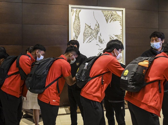 Sejumlah pesepak bola Timnas Indonesia U-19 menikmati makanan sebelum berangkat ke bandara internasional Soekarno Hatta di Hotel Fairmont, Jakarta, Sabtu (26/12/2020). Sebanyak 30 pesepak bola Timnas Indonesia U-19 akan melaksanakan pemusatan latihan (TC) di Spanyol hingga 31 Januari 2021 sebagai persiapan menghadapi Piala AFC U-19. ANTARA FOTO/M Risyal Hidayat/aww.
