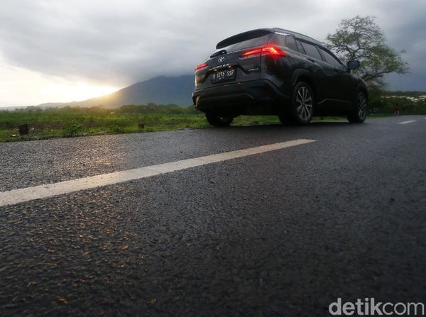 Toyota Corolla Cross Hybrid Terobos Hujan Deras Jakarta-Bali