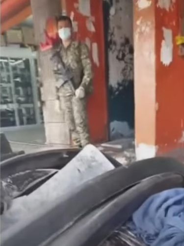 Video seorang perempuan menangis histeris usai adiknya ditemukan tewas dalam kondisi luka parah (Screenshot video viral)