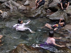 Ahhh.. Segar Sekali Berenang di Wisata Alam Cipaniis Kuningan
