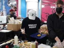 Sultan! YouTuber Ini Buka Resto Gratis dan Beri Pelanggan Uang Segepok