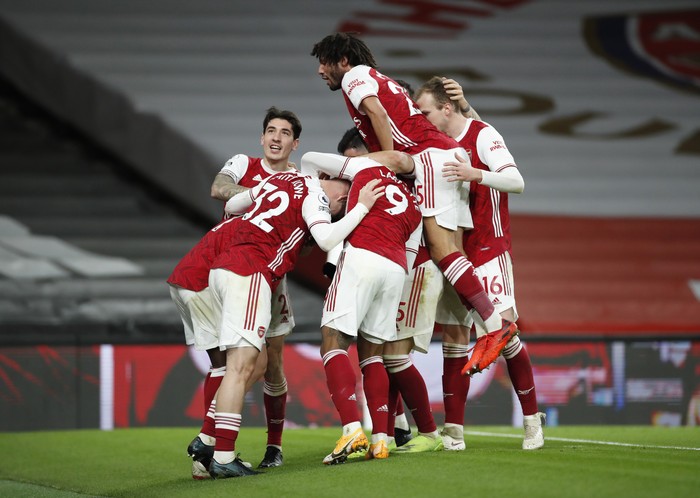 LONDON, ENGLAND - DECEMBER 26: Bukayo Saka of Arsenal celebrates with teammates after scoring their sides third goal during the Premier League match between Arsenal and Chelsea at Emirates Stadium on December 26, 2020 in London, England. The match will be played without fans, behind closed doors as a Covid-19 precaution. (Photo by Andrew Boyers - Pool/Getty Images)