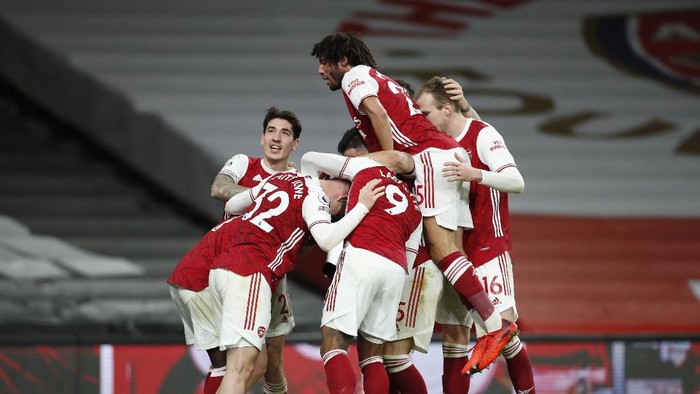 LONDON, ENGLAND - DECEMBER 26: Bukayo Saka of Arsenal celebrates with teammates after scoring their sides third goal during the Premier League match between Arsenal and Chelsea at Emirates Stadium on December 26, 2020 in London, England. The match will be played without fans, behind closed doors as a Covid-19 precaution. (Photo by Andrew Boyers - Pool/Getty Images)