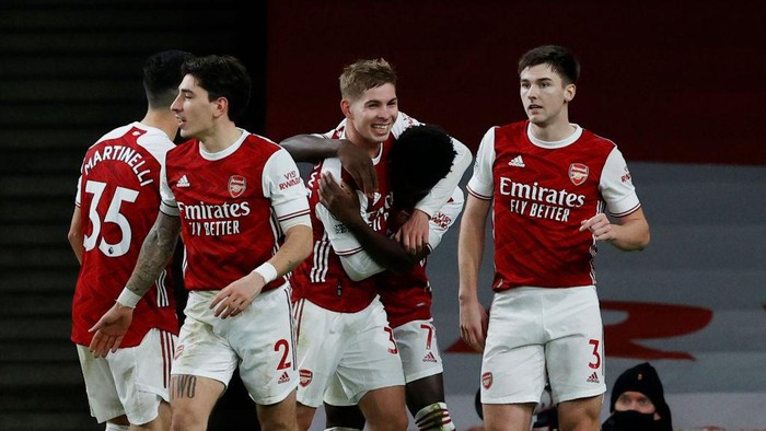 LONDON, ENGLAND - DECEMBER 26: Bukayo Saka of Arsenal celebrates with teammates Gabriel Martinelli, Hector Bellerin, Emile Smith Rowe and Kieran Tierney after scoring his teams third goal during the Premier League match between Arsenal and Chelsea at Emirates Stadium on December 26, 2020 in London, England. The match will be played without fans, behind closed doors as a Covid-19 precaution. (Photo by Adrian Dennis - Pool/Getty Images)