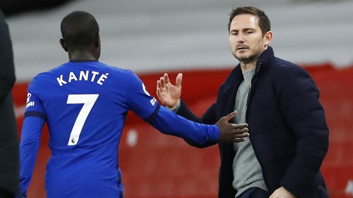 Chelseas NGolo Kante, left goes to shake hands with Chelseas head coach Frank Lampard as he is substituted during their English Premier League soccer match between Arsenal and Chelsea at the Emirates stadium in London, Saturday, Dec. 26, 2020. (Andrew Boyers/ Pool via AP)