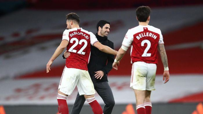 Arsenal LONDON, ENGLAND - DECEMBER 26: Mikel Arteta, Manager of Arsenal and Pablo Mari of Arsenal celebrate following their teams victory in the Premier League match between Arsenal and Chelsea at Emirates Stadium on December 26, 2020 in London, England. The match will be played without fans, behind closed doors as a Covid-19 precaution. (Photo by Julian Finney/Getty Images)