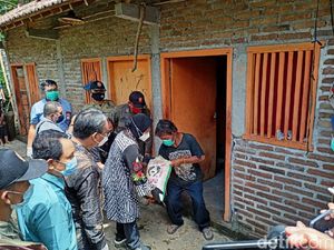 Beri Bantuan Warga Ponorogo, Risma Didampingi Pejabat Pemkot Surabaya