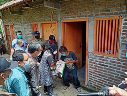 Beri Bantuan Warga Ponorogo, Risma Didampingi Pejabat Pemkot Surabaya