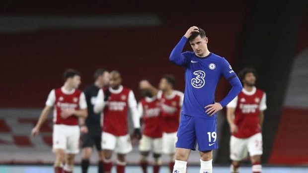 Chelsea's Mason Mount waits for the restart the game after arsenal scored their 3rd goal of the match during their English Premier League soccer match between Arsenal and Chelsea at the Emirates stadium in London, Saturday, Dec. 26, 2020. (Julian Finney Pool via AP)