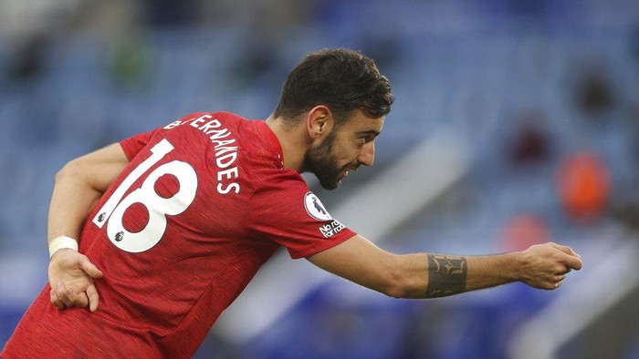 Manchester Uniteds Bruno Fernandes celebrates after scoring his sides second goal during the English Premier League soccer match between Leicester City and Manchester United at the King Power Stadium in Leicester, England, Saturday, Dec. 26, 2020. (Carl Recine/Pool via AP)