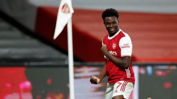 LONDON, ENGLAND - DECEMBER 26: Bukayo Saka of Arsenal celebrates after scoring his teams third goal during the Premier League match between Arsenal and Chelsea at Emirates Stadium on December 26, 2020 in London, England. The match will be played without fans, behind closed doors as a Covid-19 precaution. (Photo by Andrew Boyers - Pool/Getty Images)