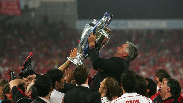 ATHENS, GREECE - MAY 23:  Carlo Ancelotti, the manager of AC Milan jolds the trophy aloft in celebration following his teams 2-1 victory during the UEFA Champions League Final match between Liverpool and AC Milan at the Olympic Stadium on May 23, 2007 in Athens, Greece.  (Photo by Alex Livesey/Getty Images)