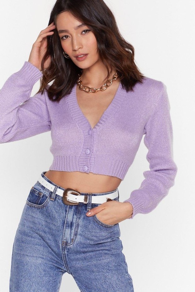 Cropped sweater menjadi jenis sweater yang sangat istimewa. karena gaya ini membangkitkan kenangan akan fashion tahun 1990-an,