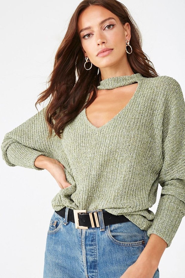 Kalian bisa memlih cutout sweater yang akan membuat penampilan kamu terlihat sangat seksi dan trendi.