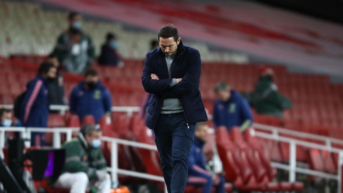 LONDON, ENGLAND - DECEMBER 26: Frank Lampard, Manager of Chelsea looks dejected during the Premier League match between Arsenal and Chelsea at Emirates Stadium on December 26, 2020 in London, England. The match will be played without fans, behind closed doors as a Covid-19 precaution. (Photo by Julian Finney/Getty Images)