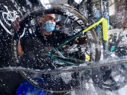 Melirik Jasa Cuci Sepeda di Masa Pandemi