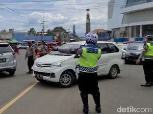 Tak Bawa Surat Bebas COVID-19, Ratusan Kendaraan Wisatawan ke Puncak Diputar Arah