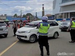 Tak Bawa Surat Bebas COVID-19, Ratusan Kendaraan Wisatawan ke Puncak Diputar Arah