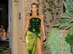 Pakai Baju Hijau Saat Natal, Kim Kardashian Diejek Mirip Kura-kura Ninja Pakai Baju Hijau Saat Natal, Kim Kardashian Diejek Mirip Kura-kura Ninja