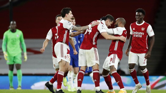 LONDON, ENGLAND - DECEMBER 26: Granit Xhaka of Arsenal celebrates with teammate Alexandre Lacazette after scoring his teams second goal  during the Premier League match between Arsenal and Chelsea at Emirates Stadium on December 26, 2020 in London, England. The match will be played without fans, behind closed doors as a Covid-19 precaution. (Photo by Andrew Boyers - Pool/Getty Images)