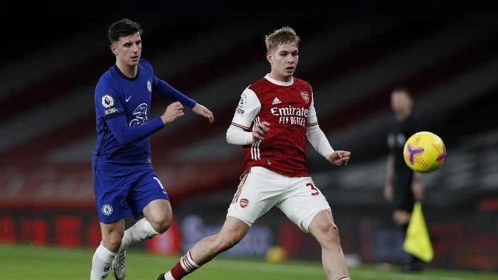 LONDON, ENGLAND - DECEMBER 26: Emile Smith Rowe of Arsenal is challenged by Mason Mount of Chelsea during the Premier League match between Arsenal and Chelsea at Emirates Stadium on December 26, 2020 in London, England. The match will be played without fans, behind closed doors as a Covid-19 precaution. (Photo by Adrian Dennis - Pool/Getty Images)