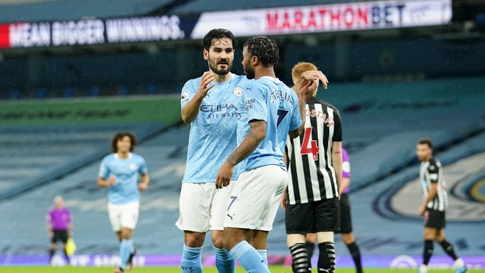 MANCHESTER, ENGLAND - DECEMBER 26: Ilkay Gundogan of Manchester City celebrates with teammate Raheem Sterling after scoring their sides first goal during the Premier League match between Manchester City and Newcastle United at Etihad Stadium on December 26, 2020 in Manchester, England. The match will be played without fans, behind closed doors as a Covid-19 precaution. (Photo by Dave Thompson - Pool/Getty Images)