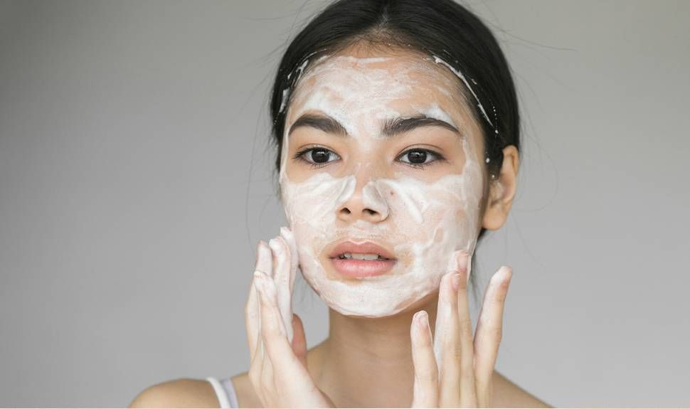 Cuci Muka Pakai Air Dingin/ Freepik.com