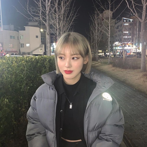 Noze dengan rambut pendek yang memesona